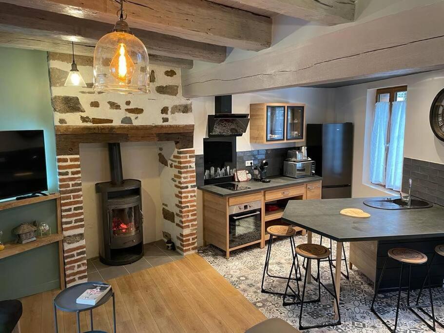 Maison De Village Avec Vue 4/5 Personnes Lou Rouchou Voutezac Extérieur photo